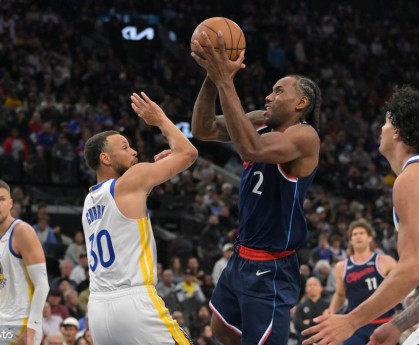 库里带伤鏖战轰35分助队逆转 媒体人：当代的真正王者！