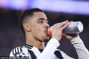 “勒布朗模式”全开！亚马尔用偶像头像点燃巴塞罗那欧冠翻盘希望