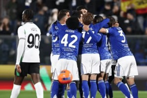 科莫争四梦碎！萨索洛2-1掀翻黑马，国米3-0狂飙夺冠倒计时